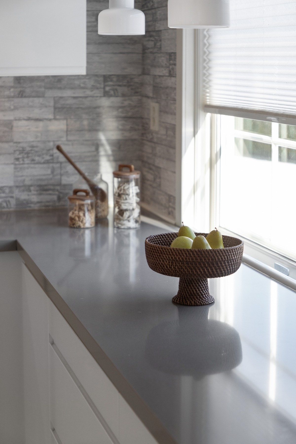 Kjøkkenet har hyggelig utsyn til hagen. Galleribilde