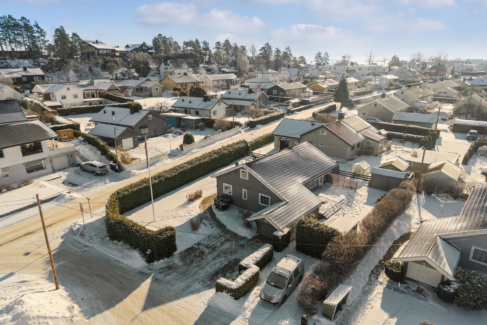 Gårdsplassen er steinlagt, og eiendommen har i tillegg egen biloppstillingsplass. Galleribilde