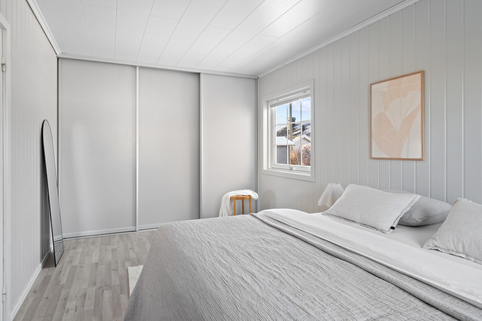 Rommet har plassbygd skyvedørsgarderobe. Galleribilde