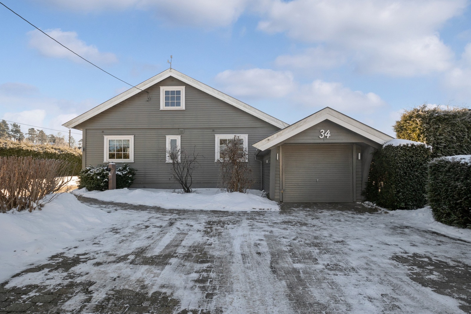 Det er parkering i og foran tilbygd garasje på ca. 18 kvm. Galleribilde