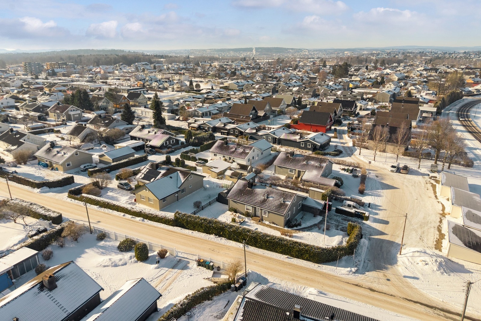 Eiendommen ligger i et rolig og barnevennlig boligområde på Tolvsrød, kun rundt åtte minutters kjøring fra Tønsberg sentrum. Galleribilde