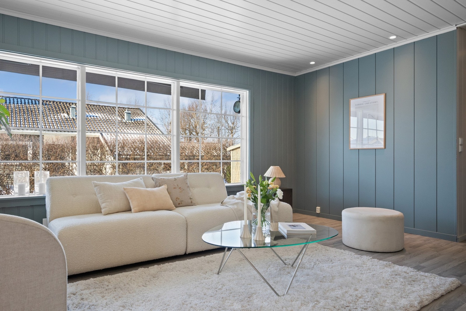 Store vindusflater slipper inn rikelig med dagslys. Galleribilde