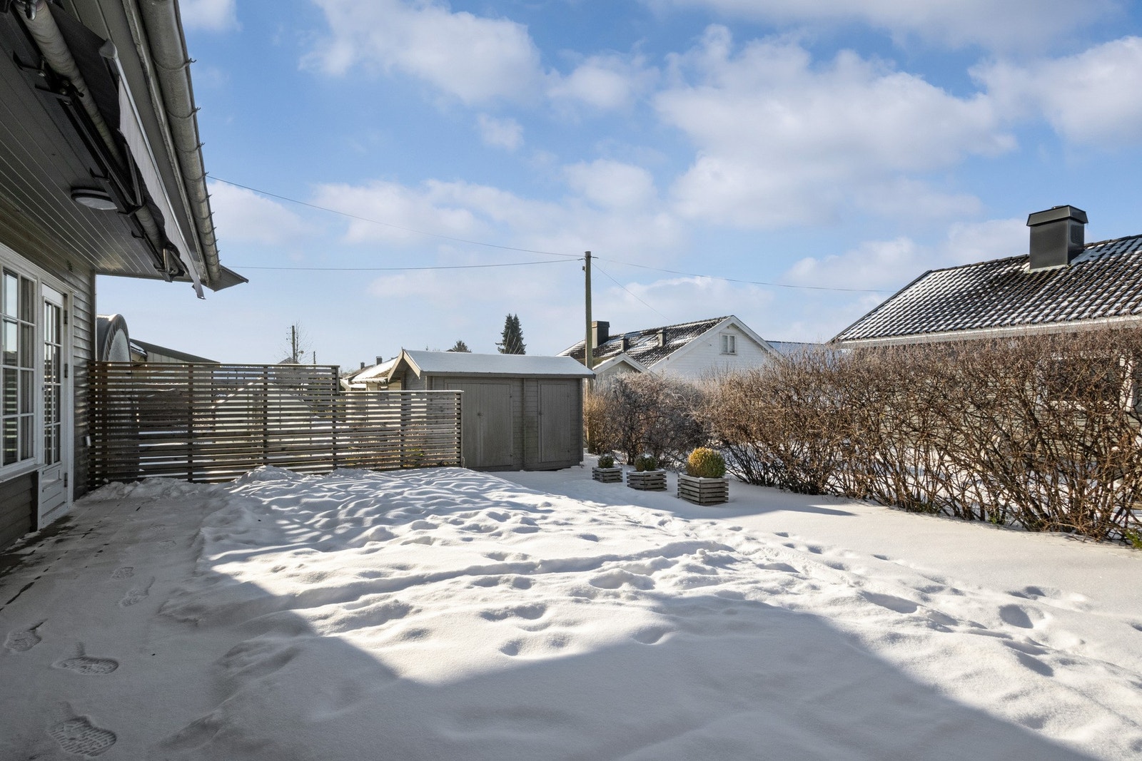 Terrassen er utstyrt med belysning og bred markise, og har levegg mot nabo som gir gode skjermingsforhold. Galleribilde