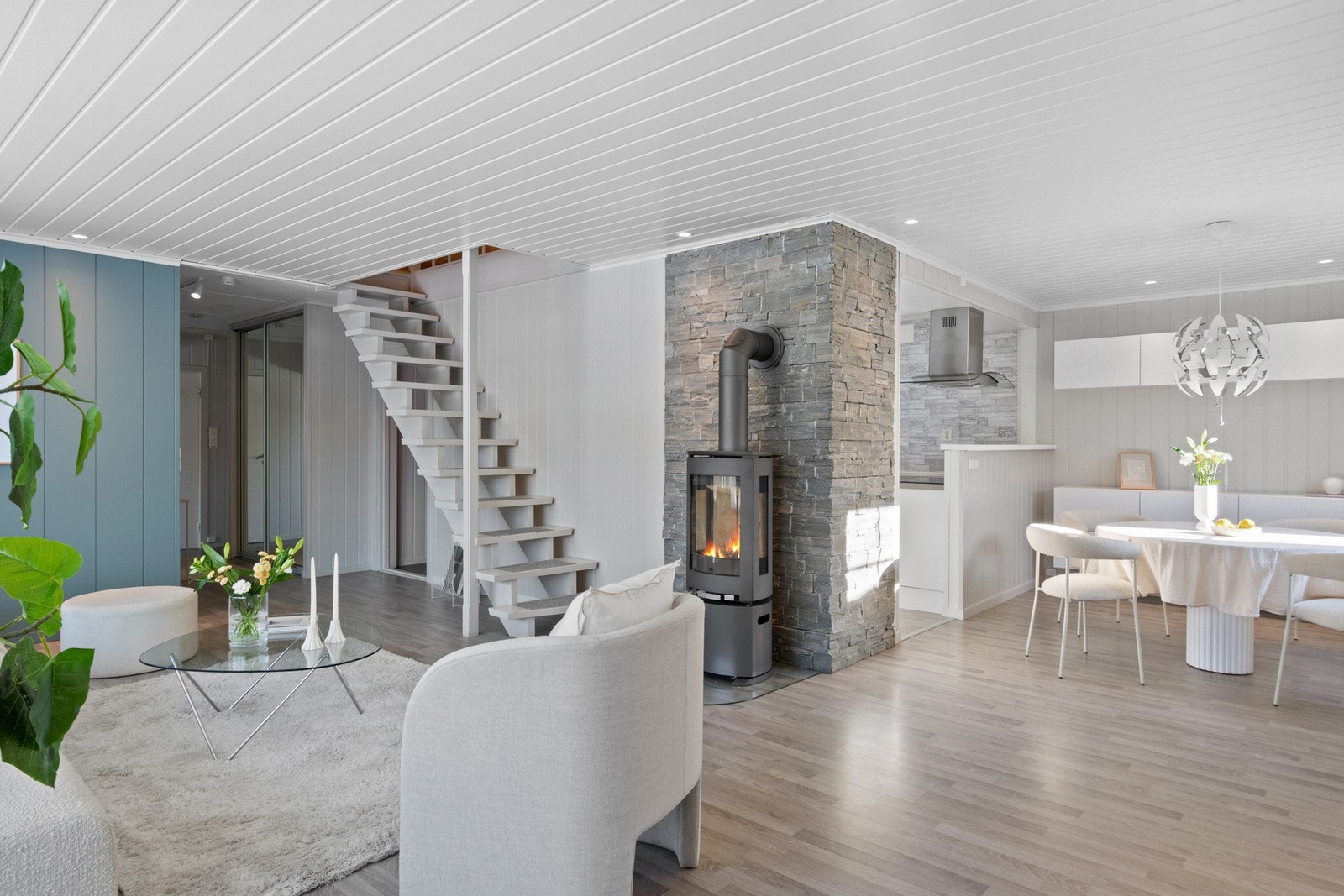 Pipen er kledd i dekorstein, mens øvrige vegger er malt i en kombinasjon av lysegrå og en dempet blågrønn tone. Galleribilde