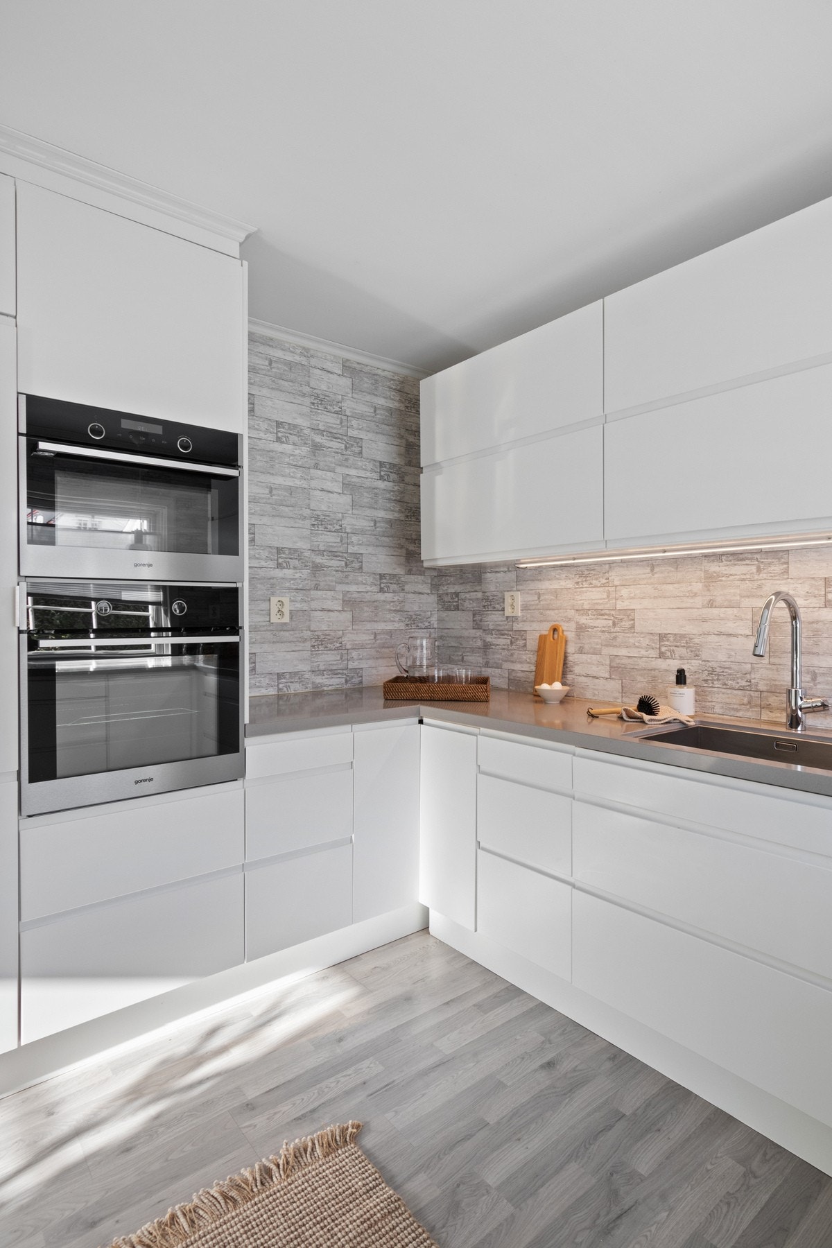 Stekeovn og mikrobølgeovn er integrert i høyskap. Videre er det integrert oppvaskmaskin og kjøleskap, samt induksjonstopp nedfelt i halvøya. Galleribilde