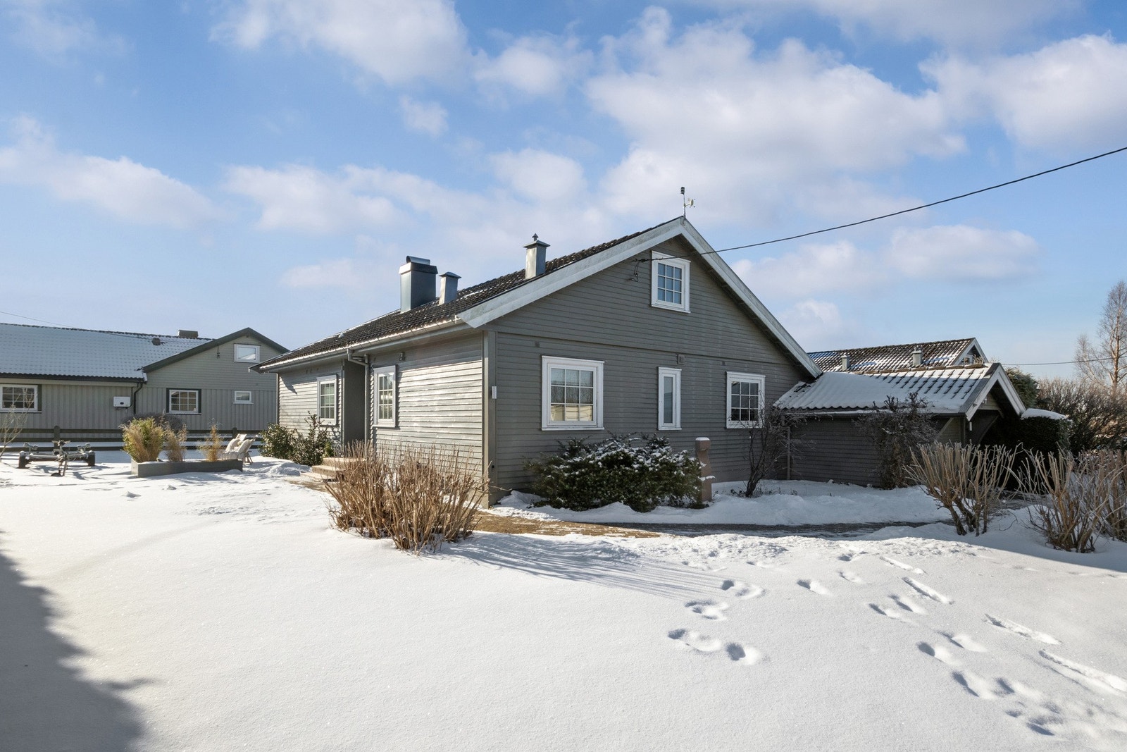 Ekelyveien 34 er en lys og innbydende enebolig, beliggende på en velstelt tomt ca. 1,2 km fra populære Ringshaugstranda. Galleribilde