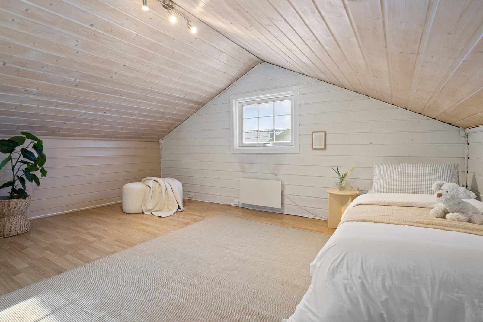 Veggene er malt i ulike grånyanser. Galleribilde