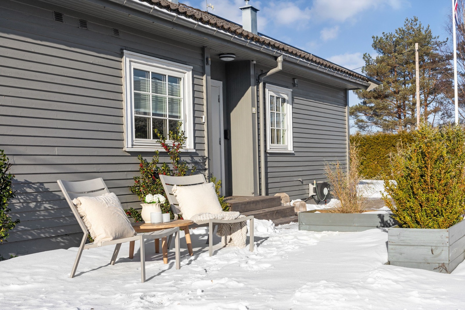 Hyggelig og solrik uteplass ved inngangspartiet. Galleribilde