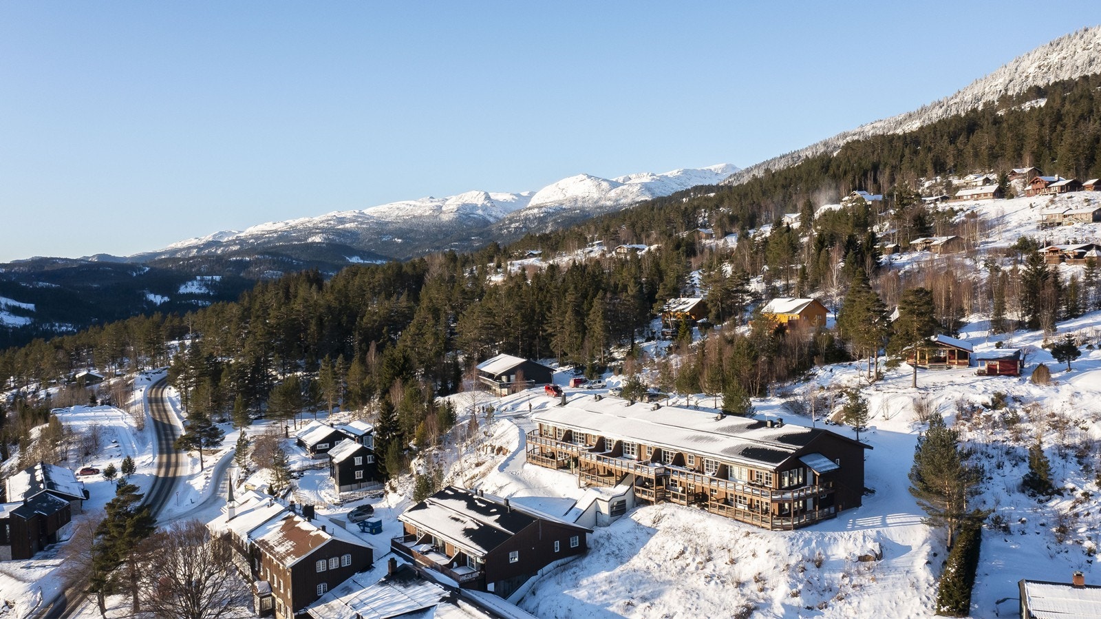 Opplev Lifjell på sitt beste, med god standard og med en beliggenhet som gir deg den perfekte kombinasjon av hus og hytte. Galleribilde