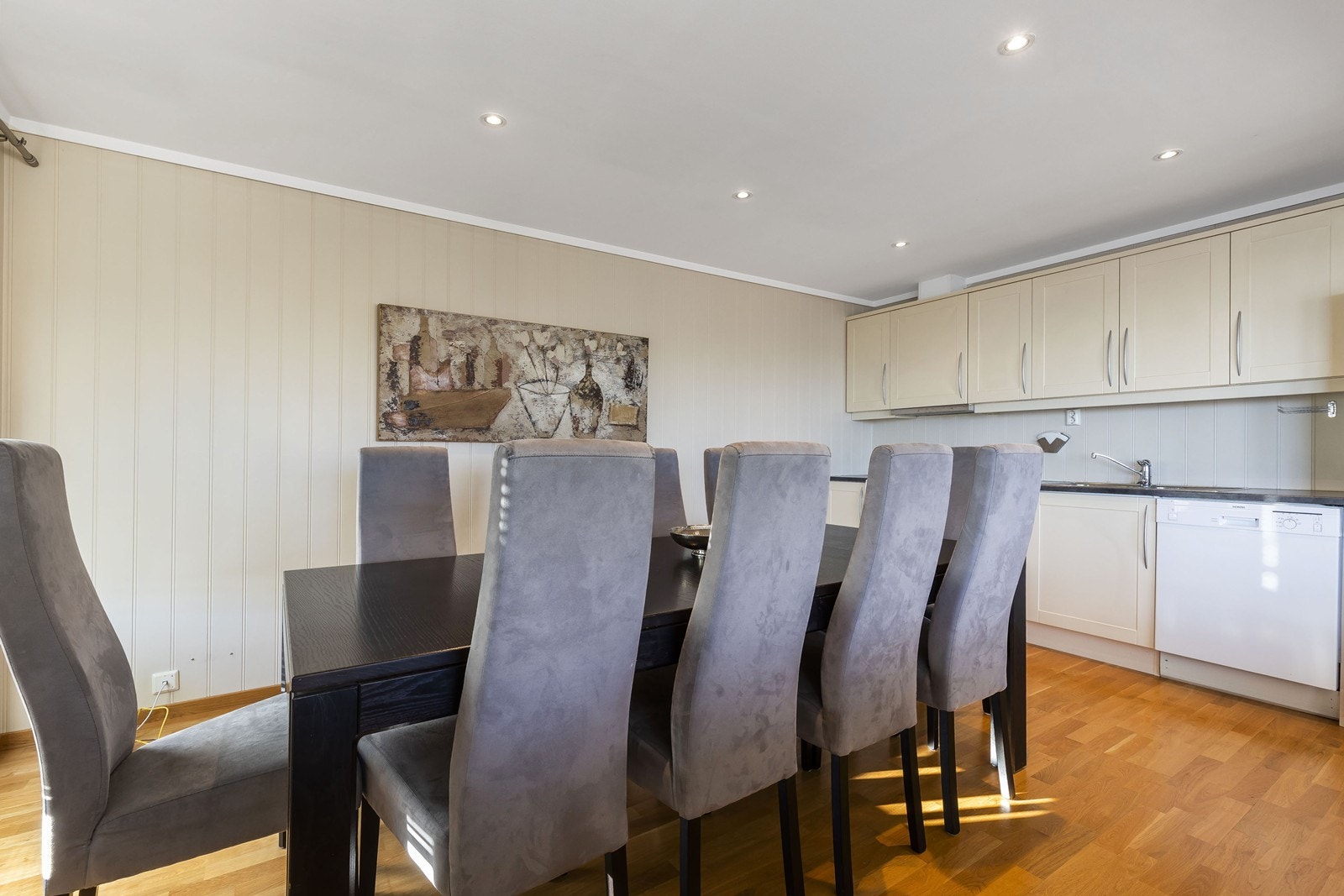 Kjøkkenet er ferdig innredet og kommer med alt du trenger av utstyr, med lyse overflater bygger det videre på den lystige atmosfæren i leiligheten. Galleribilde