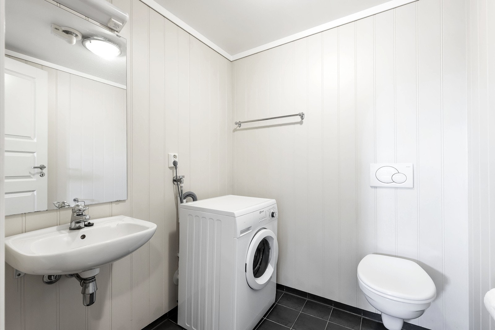 Vaskerom med toalett Galleribilde