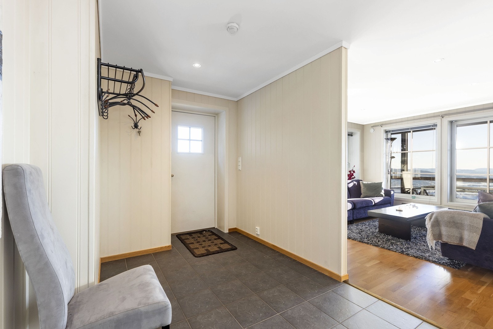 Entreen ligger parrallelt med stuen og god plass til oppheng eller garderobe Galleribilde