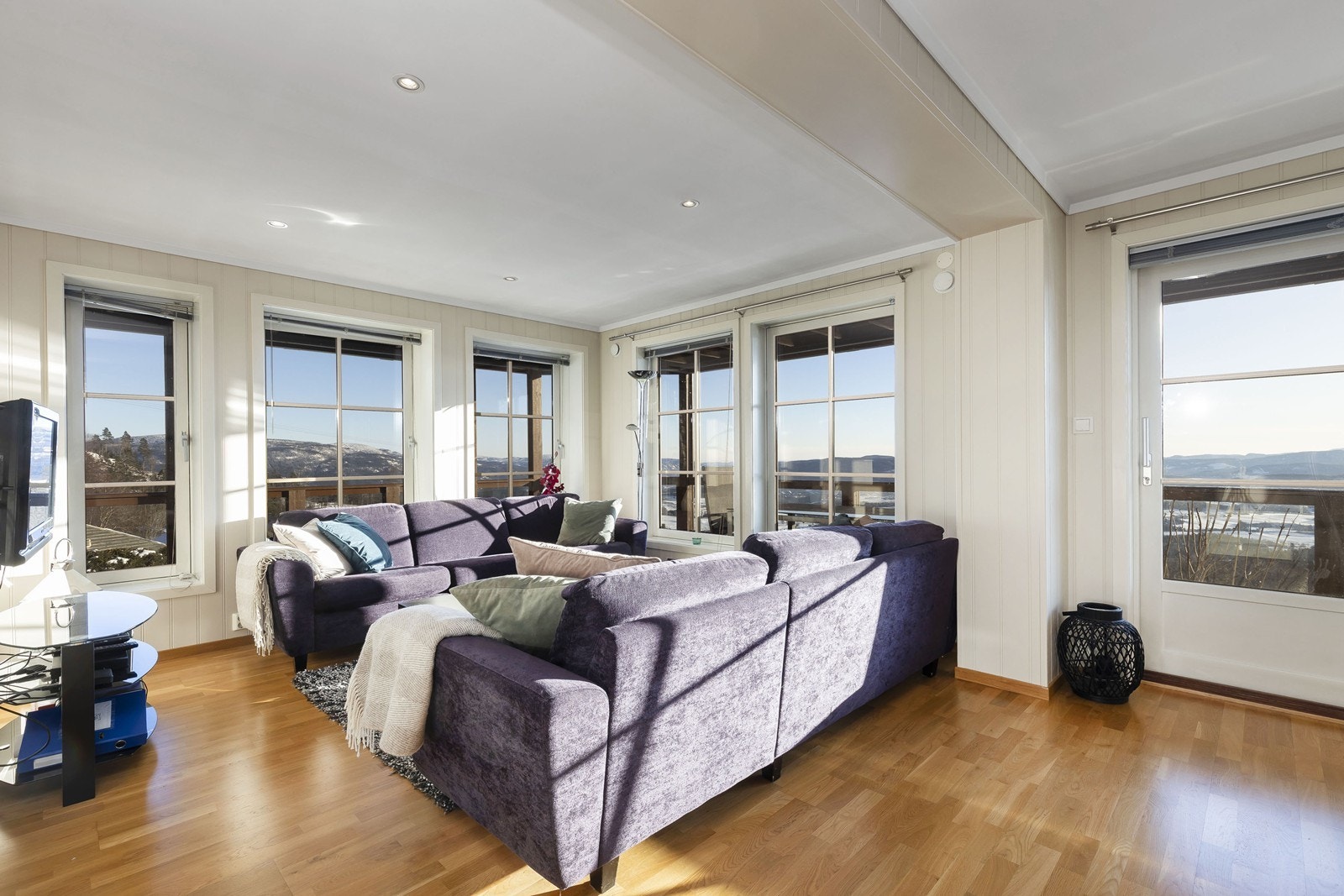 Stuen kommer ferdig innredet, med mange vinduer får du godt med naturlig lys og utsyn til den mektige naturen og utsikten på utsiden. Galleribilde