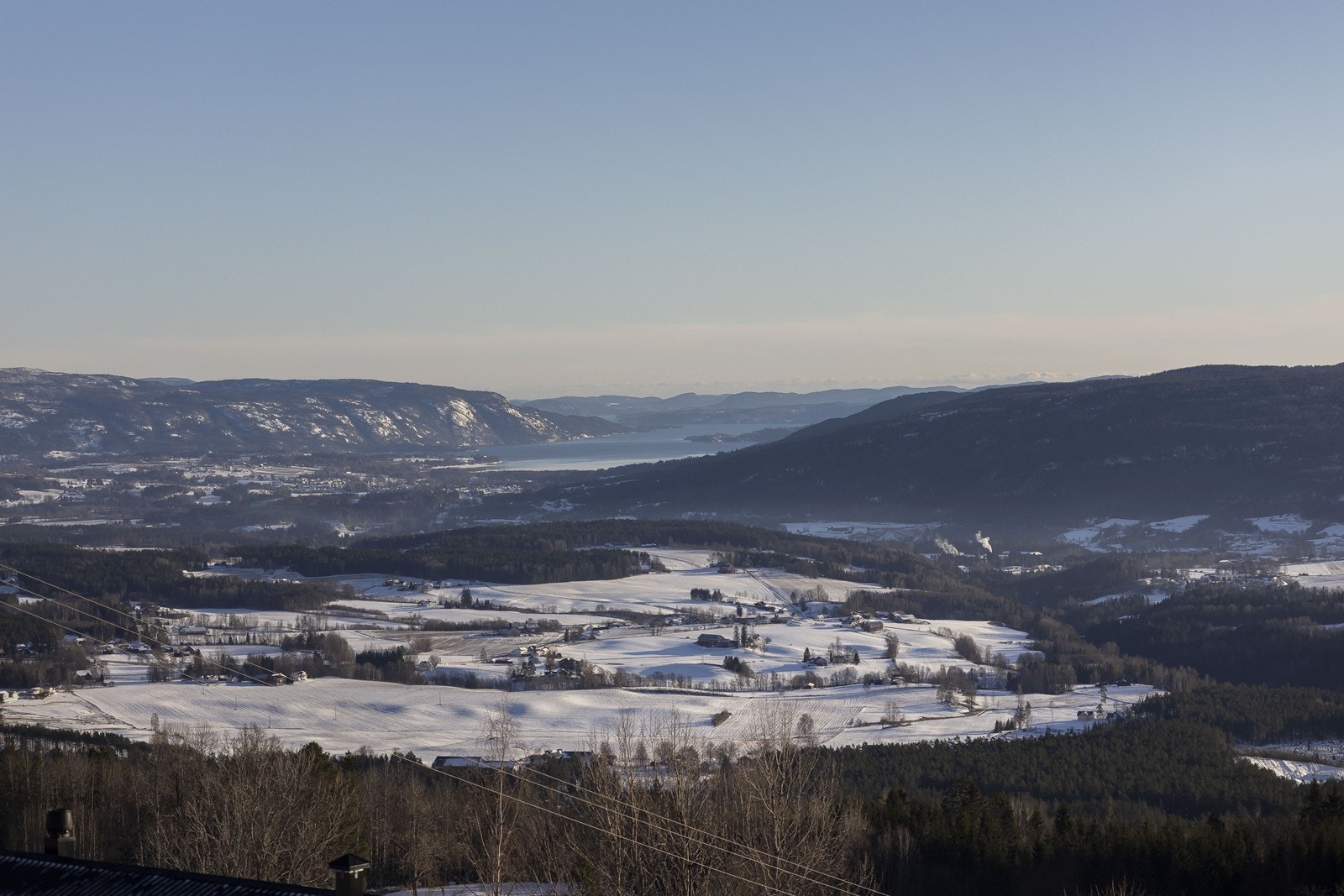 Leiligheten har denne utsikten, som strekker seg nedover dalen og utover Norsjø på en klar dag Galleribilde