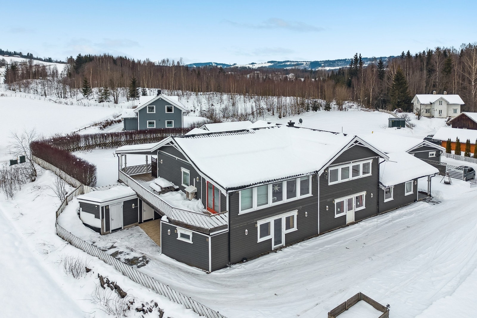 Velkommen til Ringsakervegen 679 A,B,C,E og F. Eiendom med 6 registrerte boenheter. Alle enhetene er utleid på løpende leiekontrakter. Galleribilde