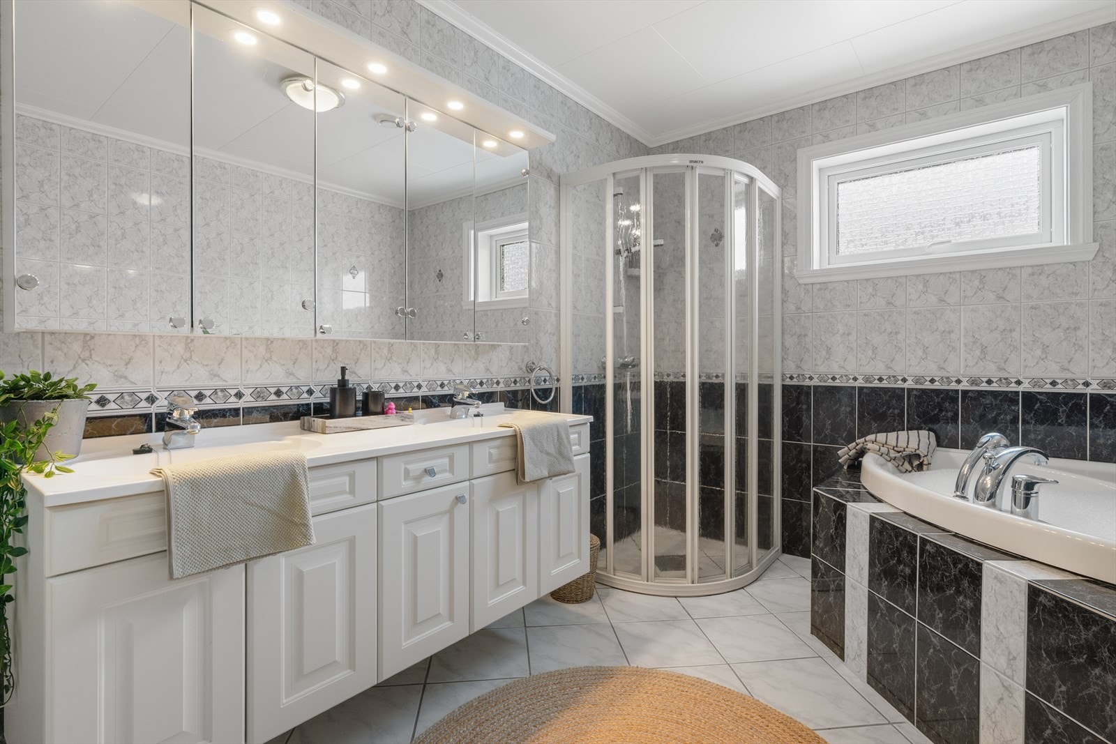 - Merk speilskap med gode oppbevaringsmuligheter, samt skuffer og servantskap- Galleribilde