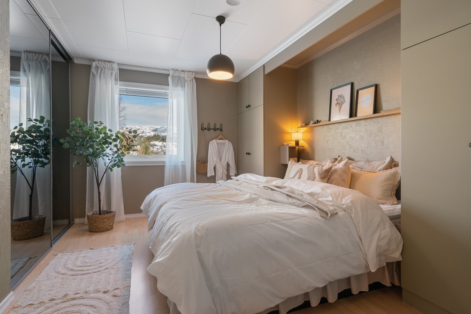 - Boligen har fem romslige soverom. Hovedsoverommet måler 13,8 m² - Galleribilde