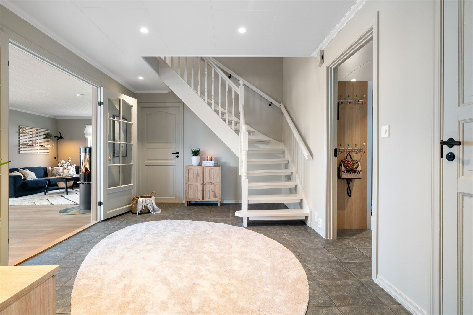 - Romslig hall på 15,2 m². Vi beveger oss videre opp i 2. etasje - Galleribilde