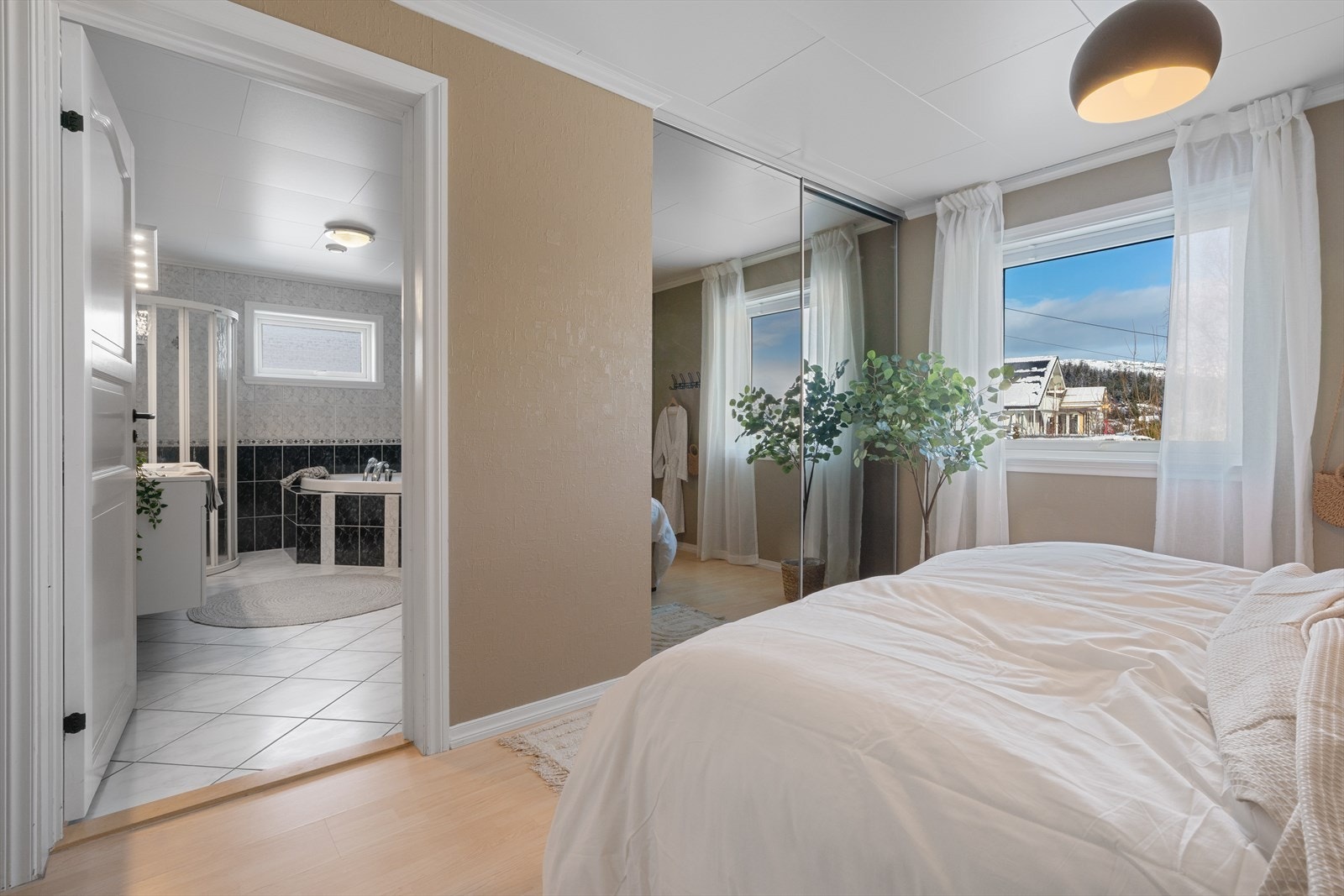 - Merk skyvedørsgarderobe med rikelig plass til klær og tilbehør - Galleribilde