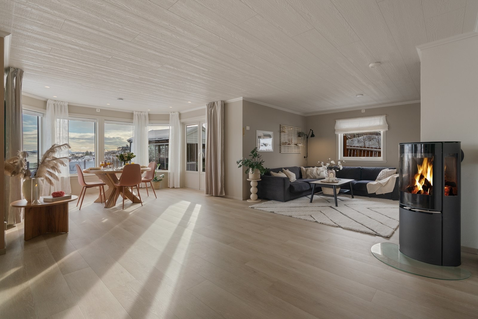 - Stue og kjøkken, som hjemmets naturlige samlingspunkt, har en sosial planløsning innredet i flere soner - Galleribilde