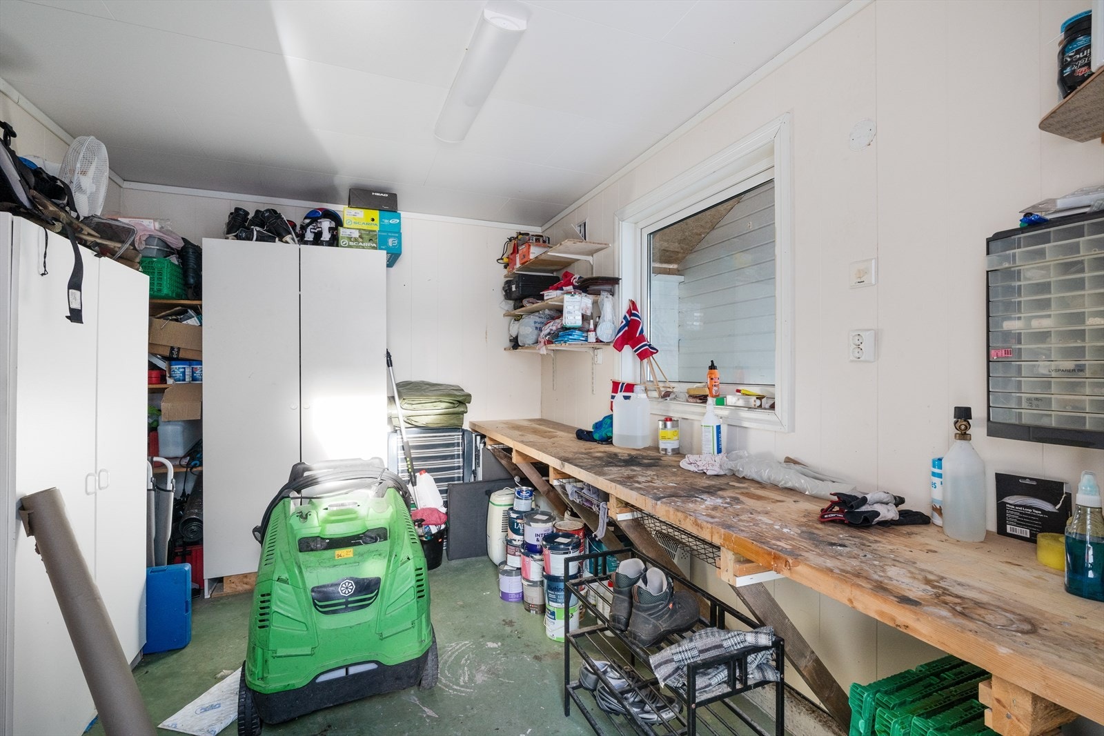 - Boligen har to eksterne boder, en ved inngangsdøren og en i garasjen - Galleribilde