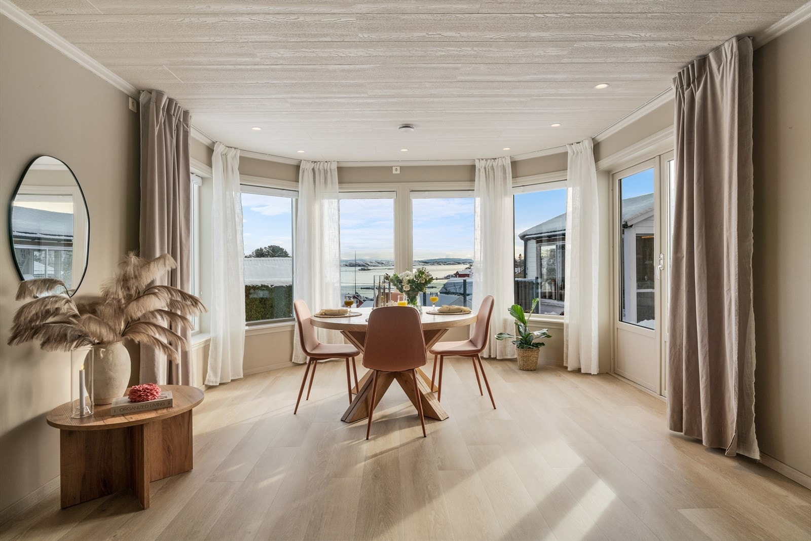 - Nydelig utsikt utover skjærgården, med innfelte downlights i himlingen - Galleribilde