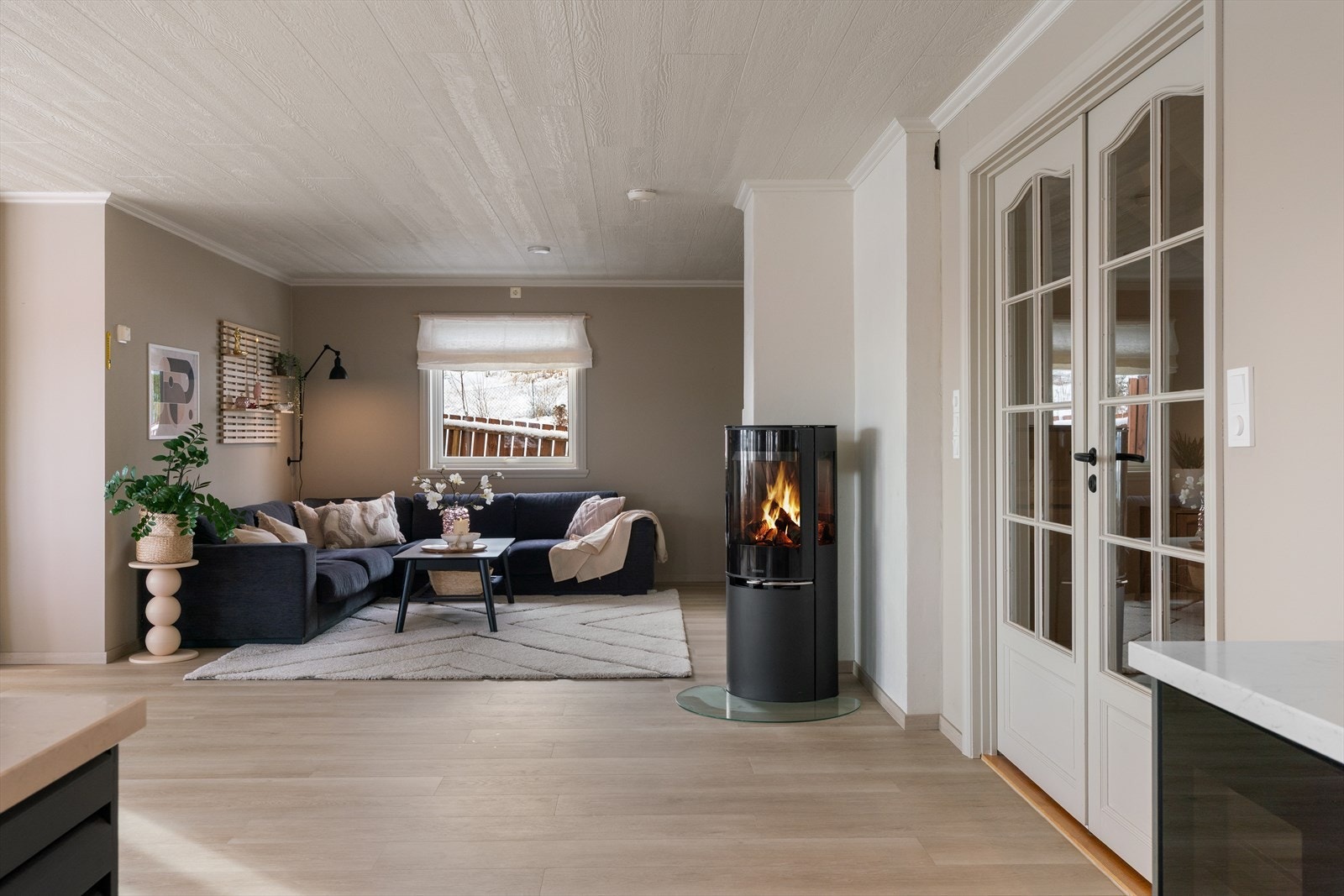 - Vedovnen varmer godt og skaper en lun stemning, samtidig som den bidrar til lavere strømkostnader - Galleribilde