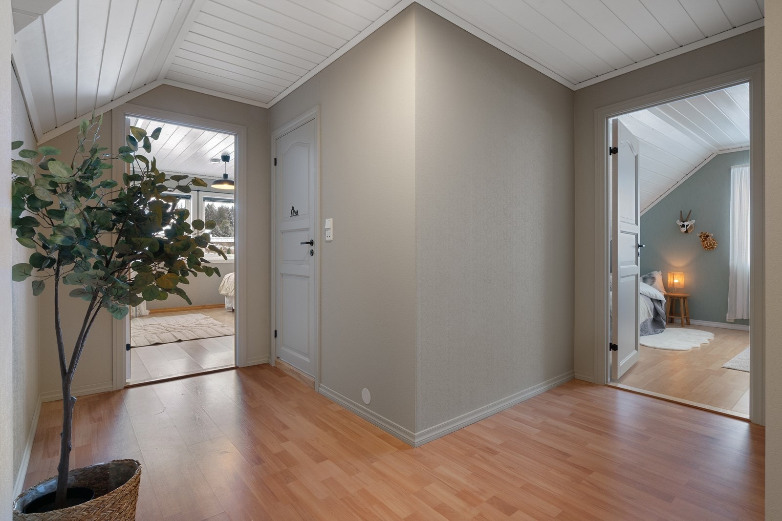 - I 2. etasje er det tre romslige soverom, loftstue, bad og bod - Galleribilde