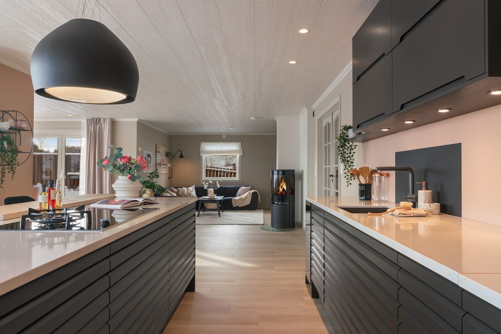 - Rikelig med skap og benkplass - gjør matlagingen til en drøm - Galleribilde