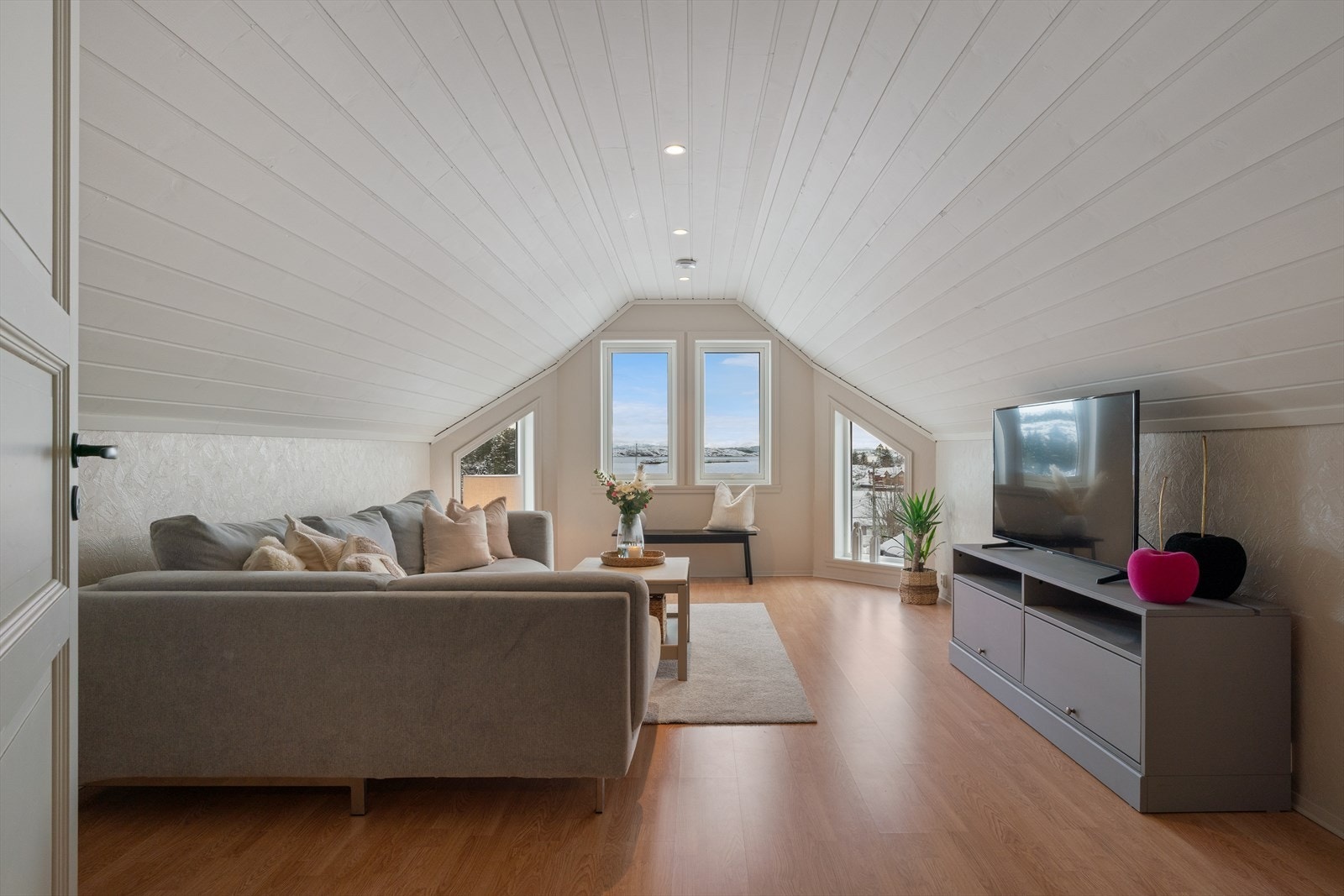 - Fra loftstuen er det flott sjøutsikt - Galleribilde