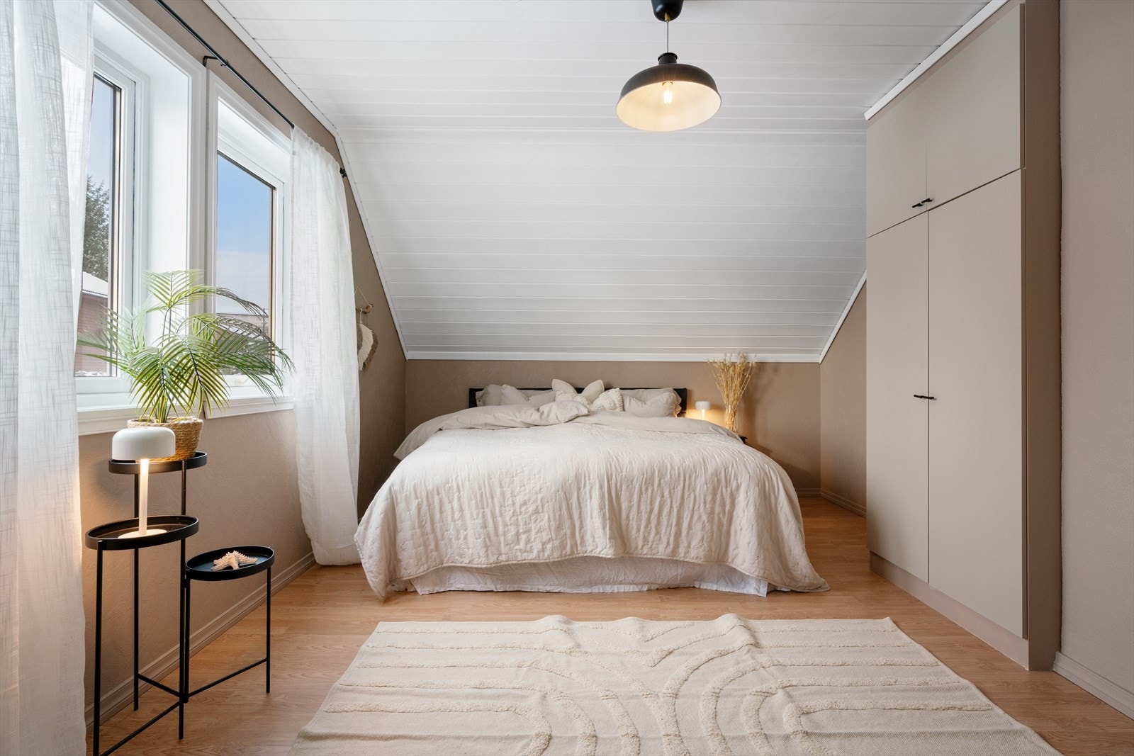 - Merk inebyggd garderobeskap med svært god plass til klær og tilbehør i skuffer og skap - Galleribilde