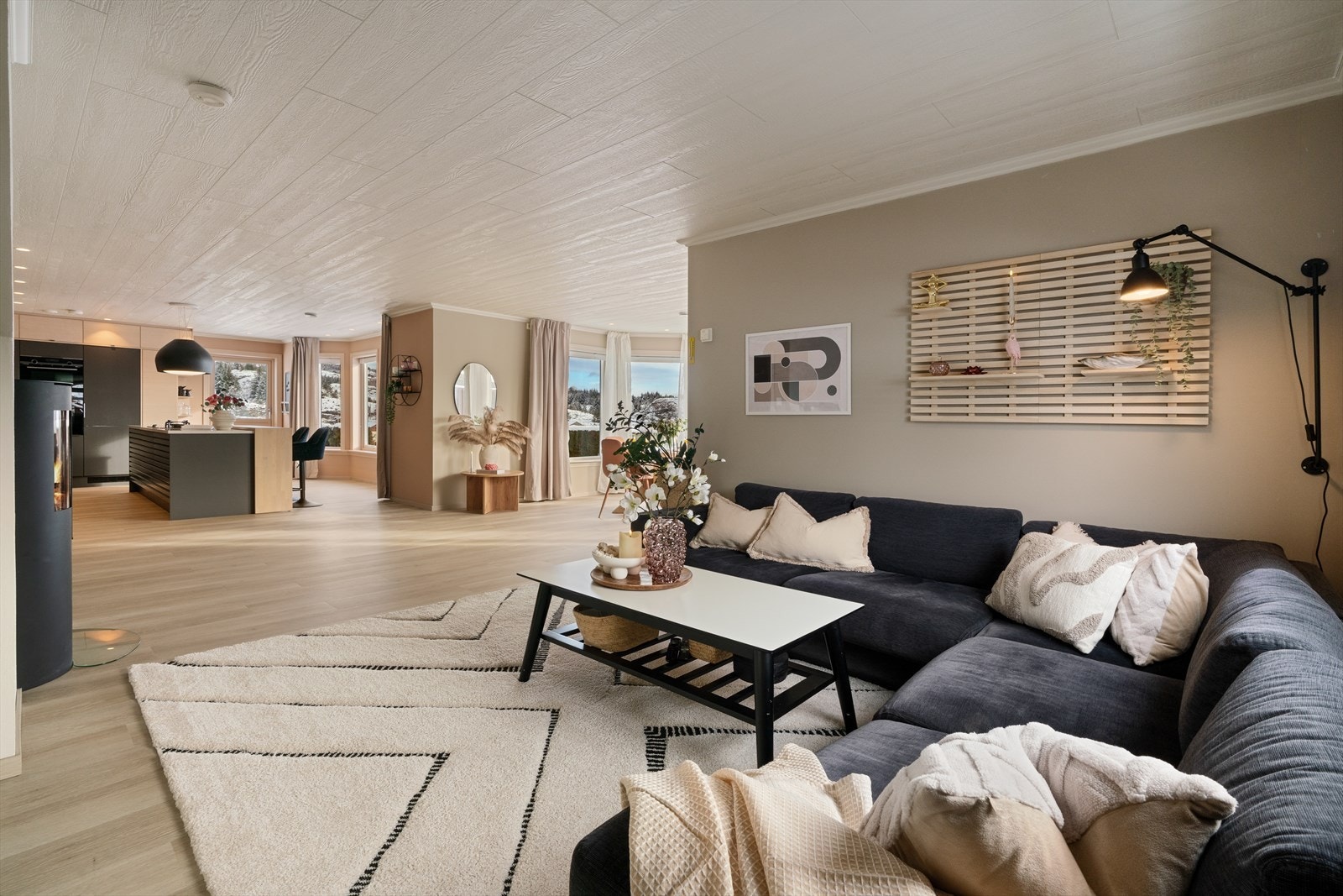 - Stue og kjøkken strekker seg over 63 m² og har en åpen og luftig romfølelse - Galleribilde