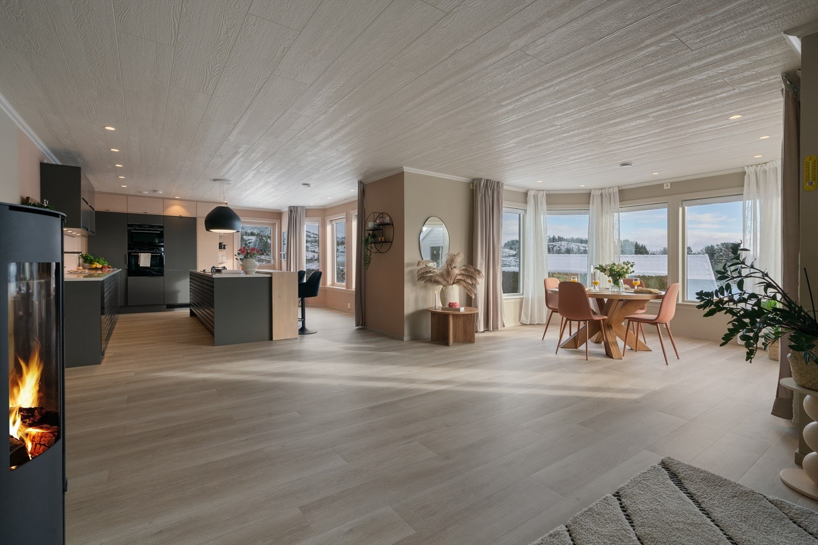 - De sjenerøse vindusflatene sørger for rikelig naturlig lysinnslipp - Galleribilde