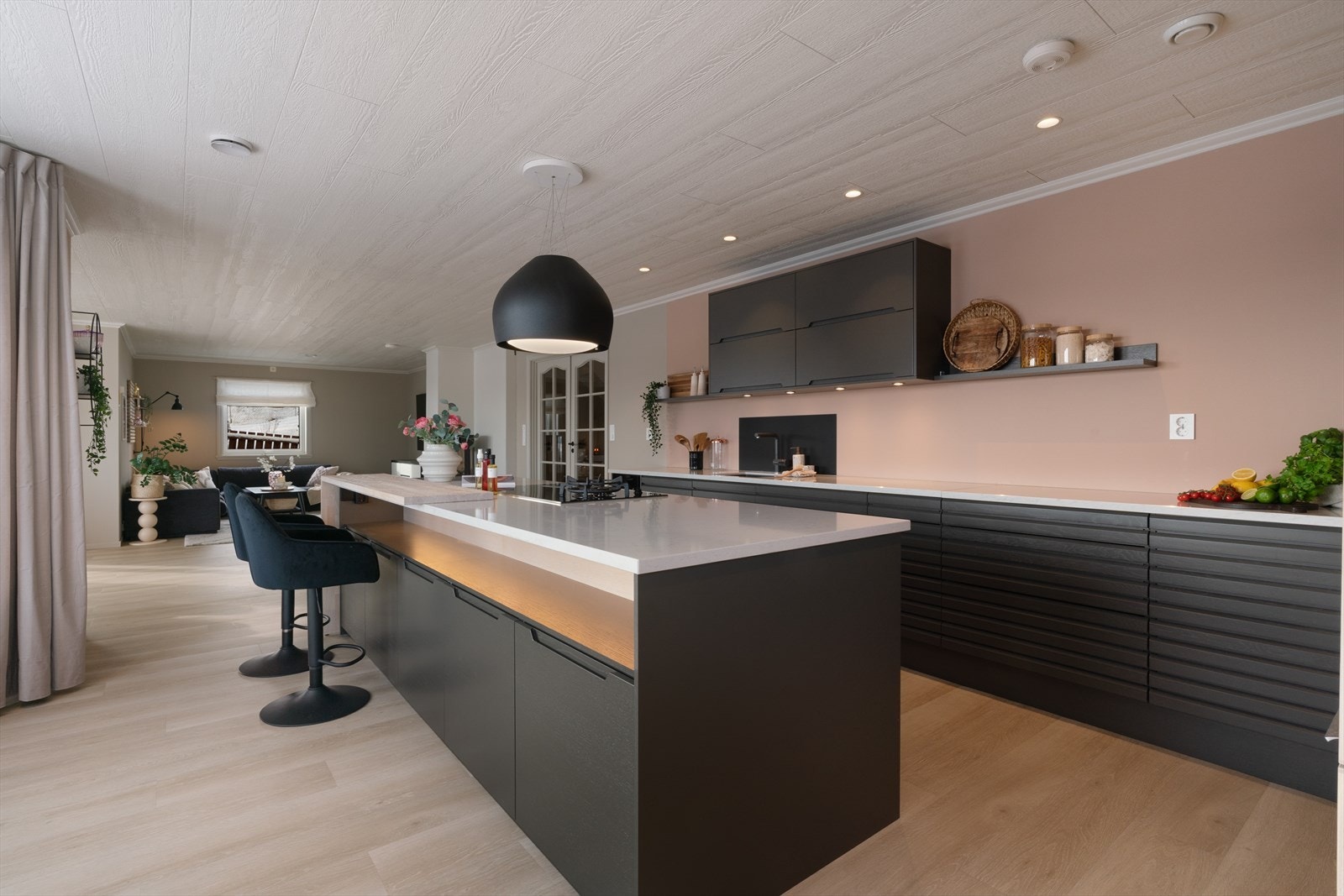 - Det er installert balansert ventilasjon samt vannbåren gulvvarme i første etasje - Galleribilde