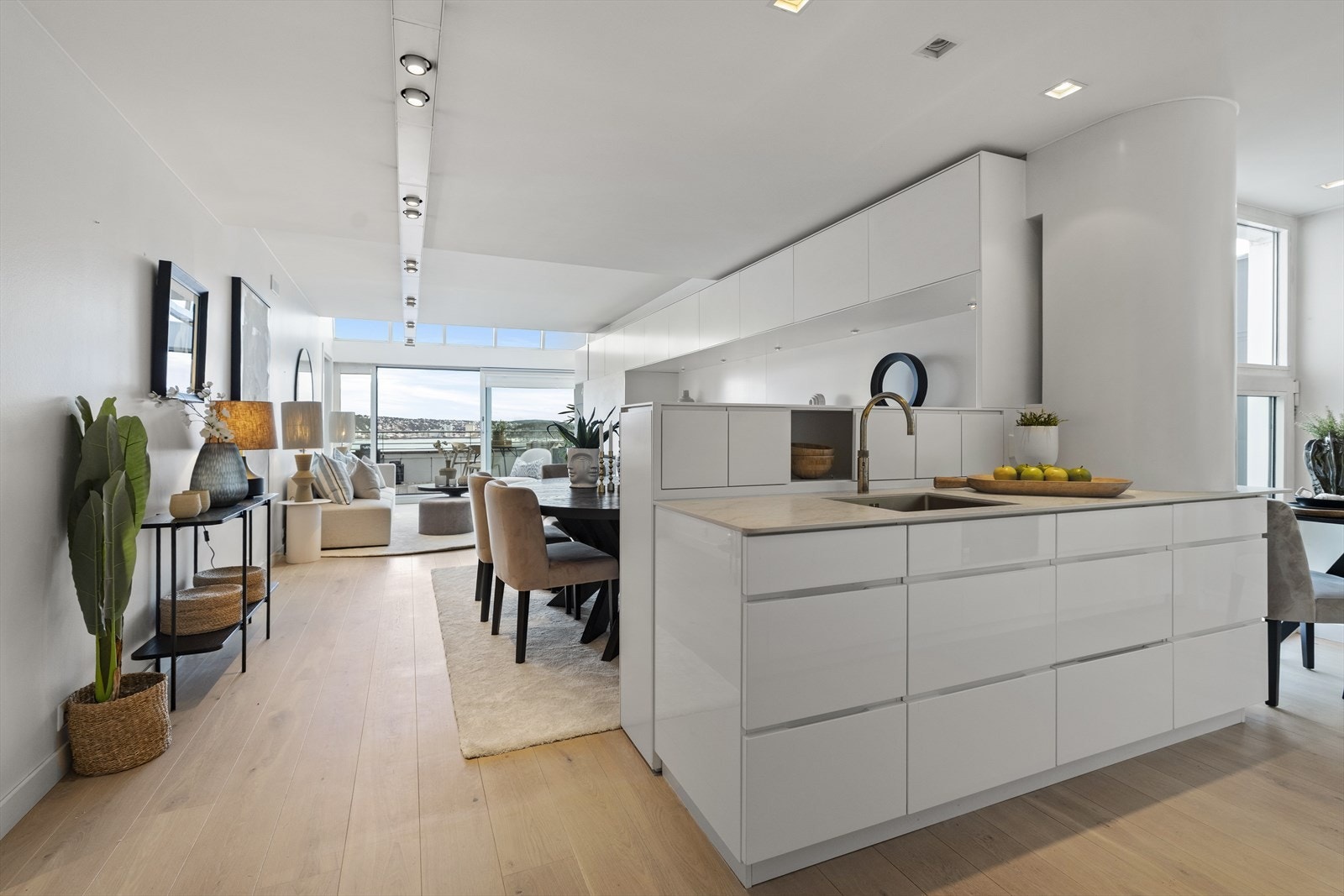 Kjøkkenet er i delvis åpen løsning mot stuen. Galleribilde