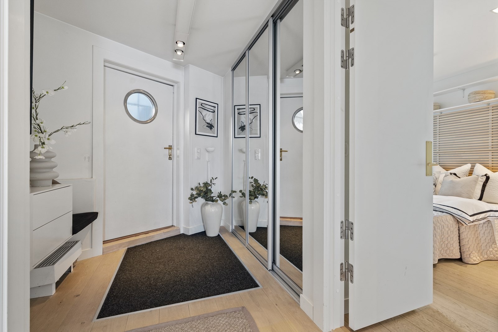 Velkommen inn! Innbydende entré med skyvedørsgarderobe med speilfronter. Galleribilde