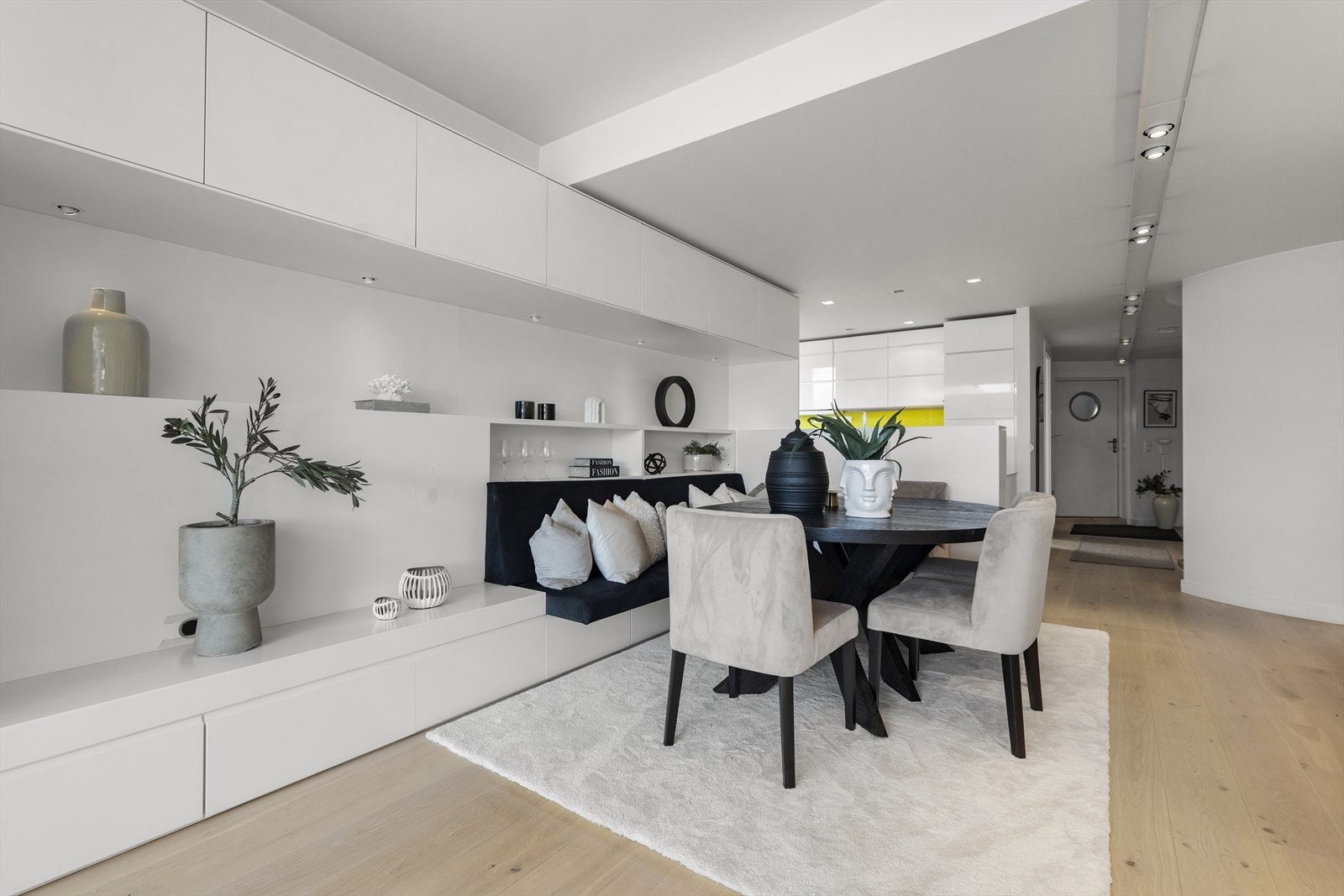 Her er det også plassbygget en benk som er perfekt til spisebordet. Galleribilde