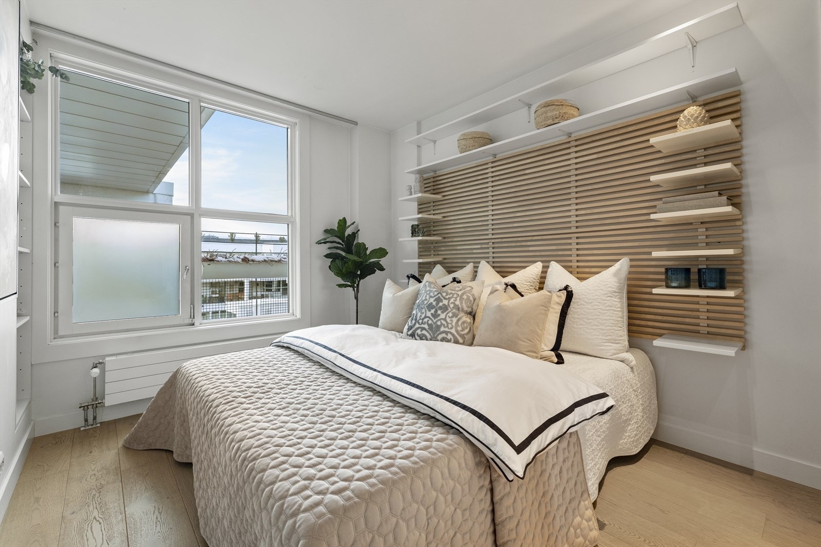 Romslig soverom med vindu mot svalgangen. Galleribilde