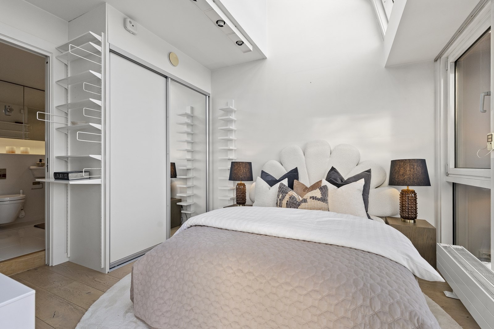 Hovedsoverommet har en nydelig beliggenhet ut mot sjøen. Galleribilde