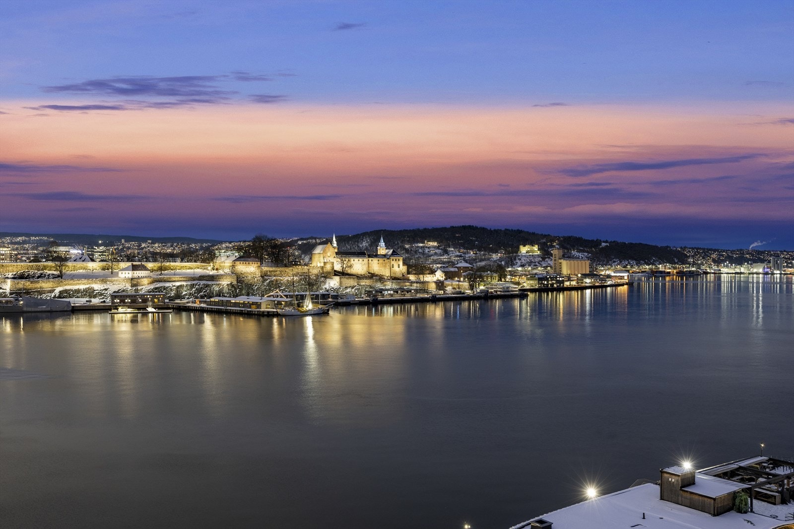 Fra leiligheten er det en utsikt som bare må oppleves, både på dag - og kveldstid. Galleribilde