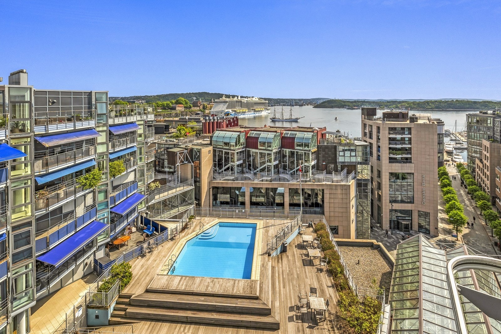 Leiligheten har tilgang til felles svømmebasseng i nabobygget. Galleribilde