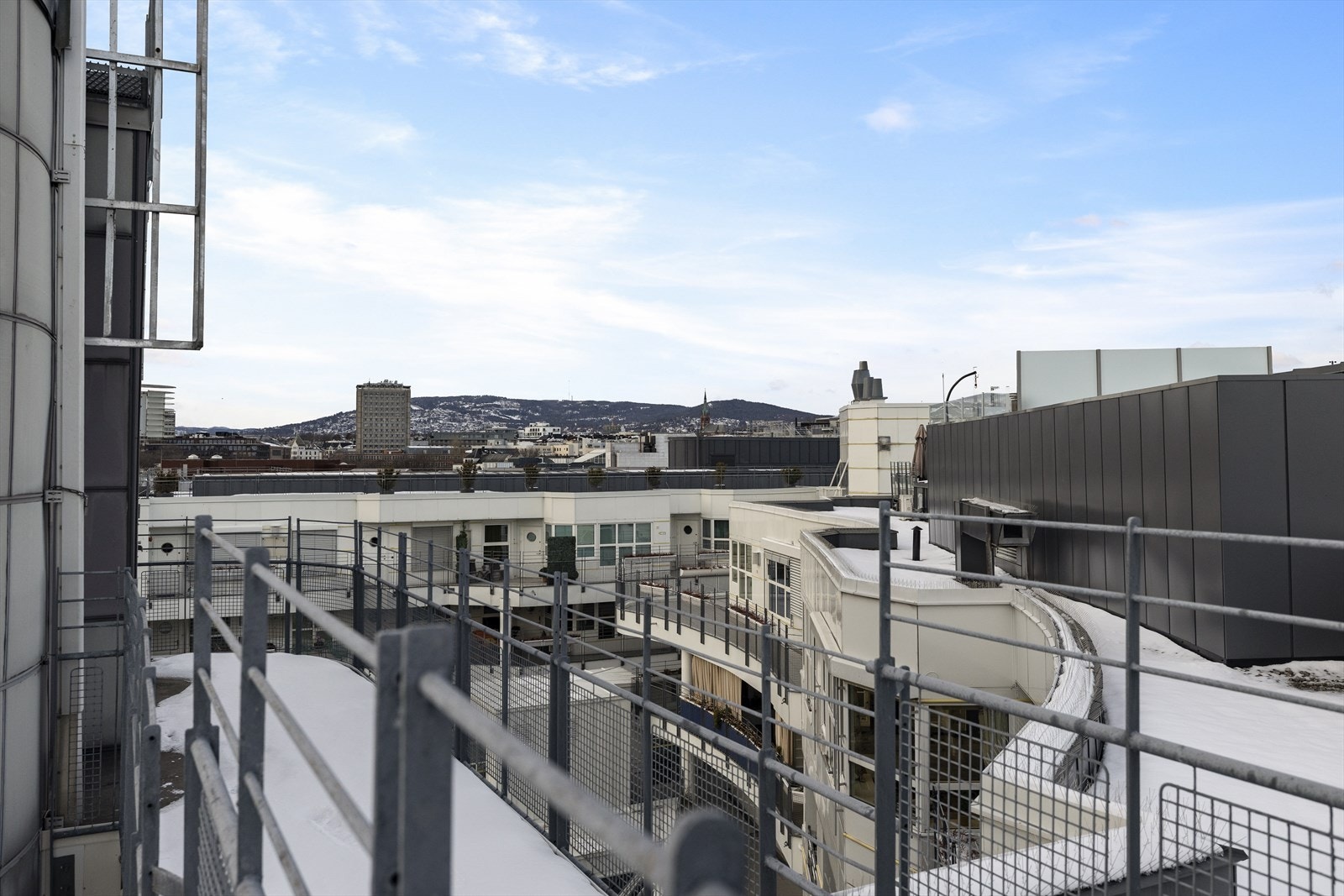 Det er også utsikt mot Holmenkollen og Tryvann fra egen takterrasse. Galleribilde