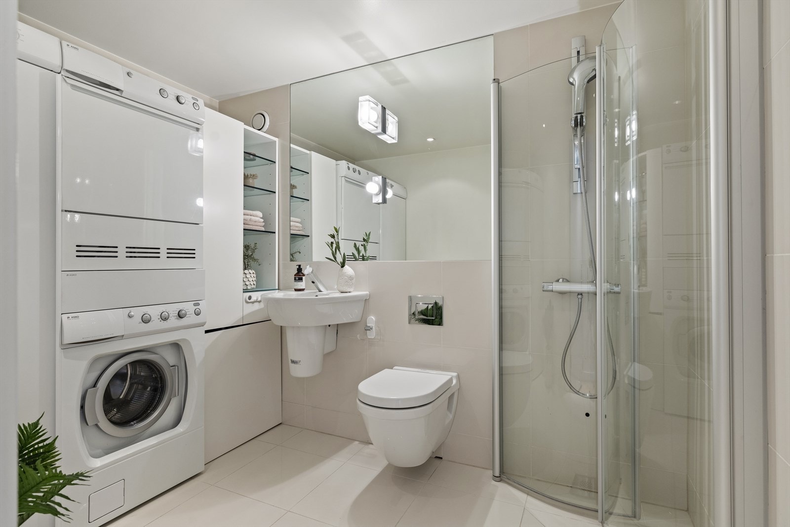 Leiligheten har 2 delikate baderom, begge i samme stil. Tørketrommel, vaskemaskin og tørkeskap medfølger. Galleribilde