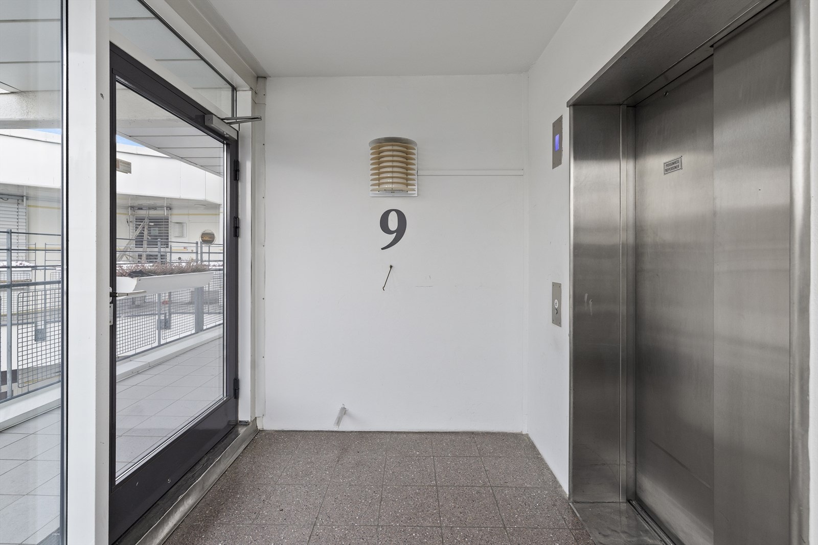 Heisen tar deg ned til garasjen. Galleribilde