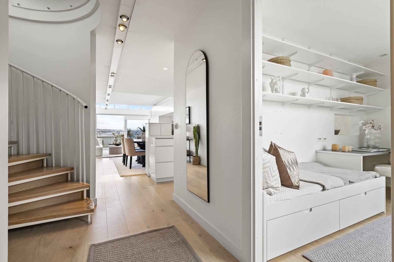 Adkomst til 2 av soverommene fra entreen. Soverommet til høyre fungerer godt som både gjesterom og kontor. Galleribilde