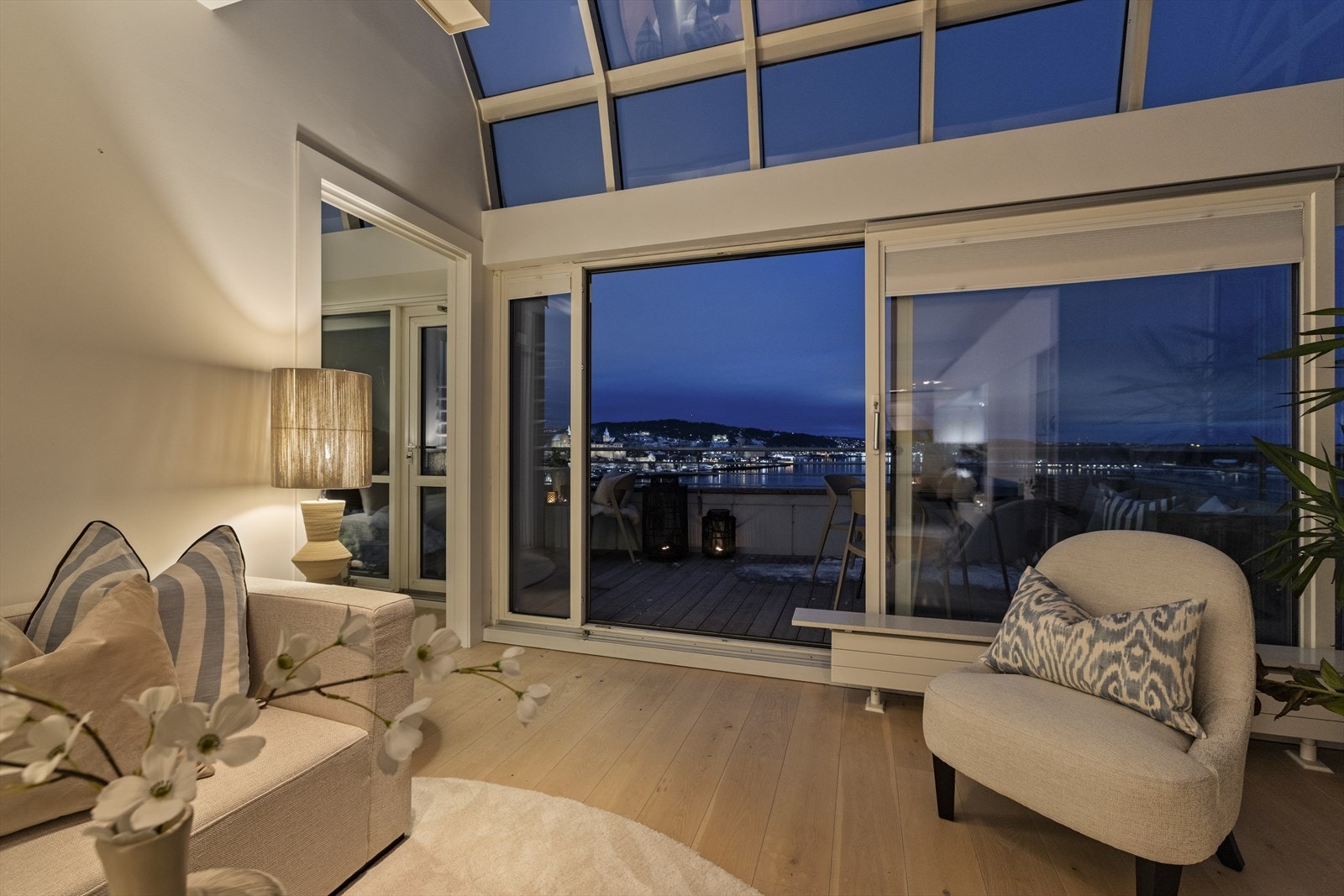 Kveldstid er Akershus Festning opplyst. Galleribilde