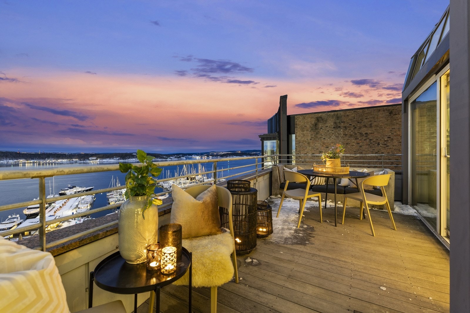 Kveld på balkongen. Galleribilde