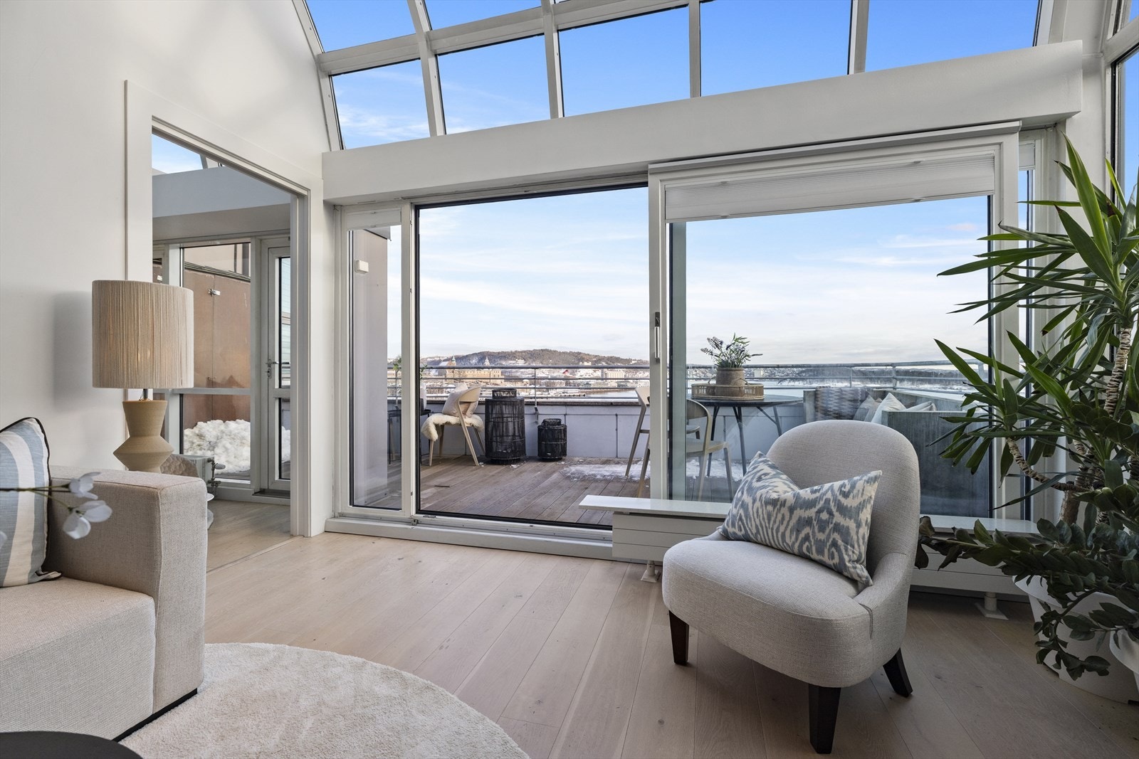 Det er adkomst til terrassen fra både stuen og hovedsoverommet. Terrassen går i hele leilighetens bredde. Galleribilde