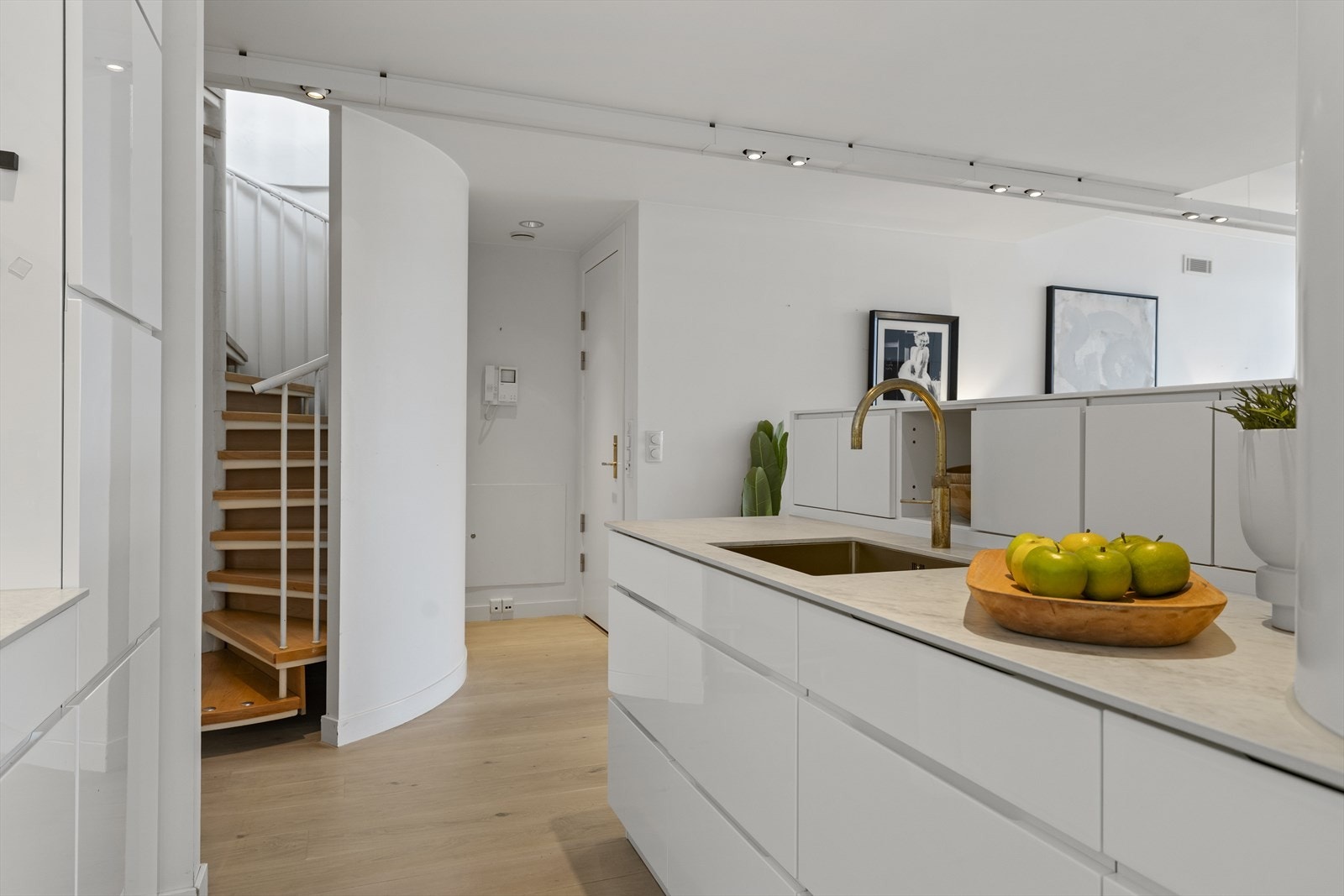 Praktisk oppbevaring i småskap over vasken. Galleribilde