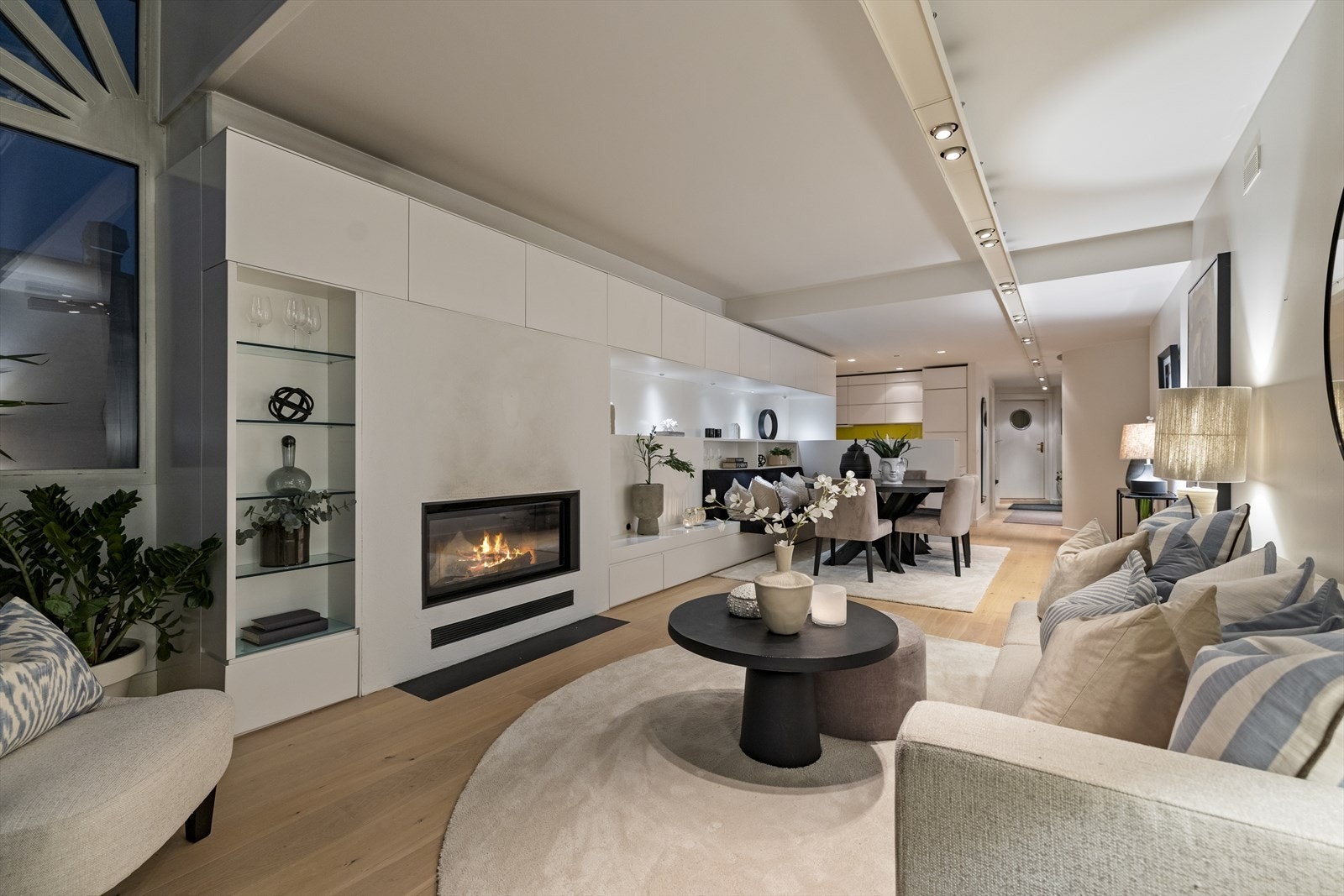 Kveldsstemning fra stuen. Galleribilde